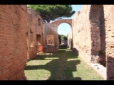 06455 ostia - regio iv - insula vi - angiporto delle taberne finestrate - blick ri nordwesten - 2016.jpg